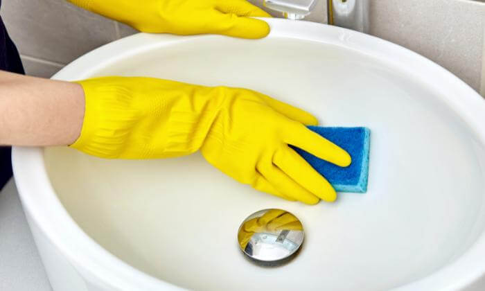 Czyszczenie i dezynfekcja umywalki