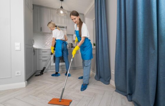 Profesjona ekipa sprzątająca w trakcie sprzątania